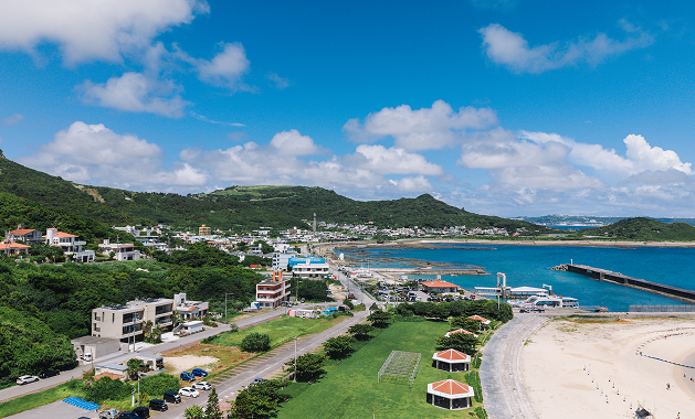 海沿いの通りから見た建物遠景・昼